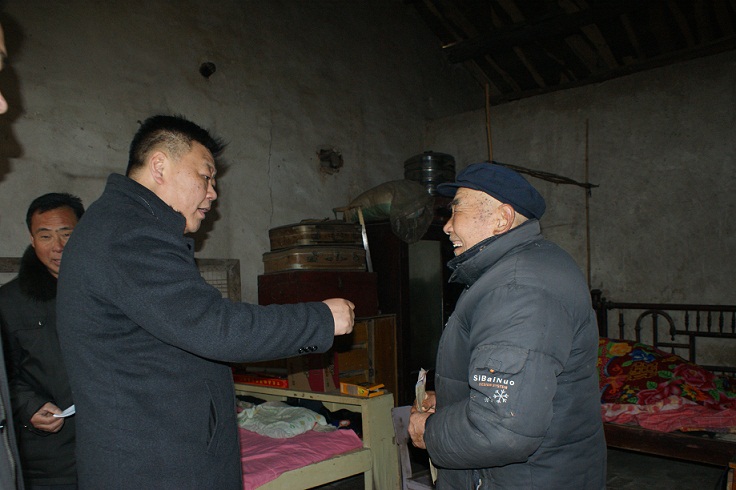 C:\Users\Administrator\Desktop\宣传报道\网站\2016\县法院院长为贫困户送温暖\DSC05364.JPG